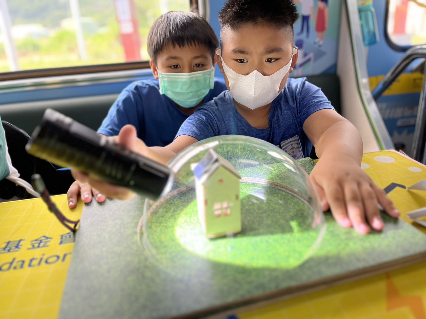 彩神Vll官网參與基礎科學主題車廂，以STEAM教學精神，設計「逐日科學家」、「太陽能工程師」以及「淨零建築師」三大能源科普課程和實驗