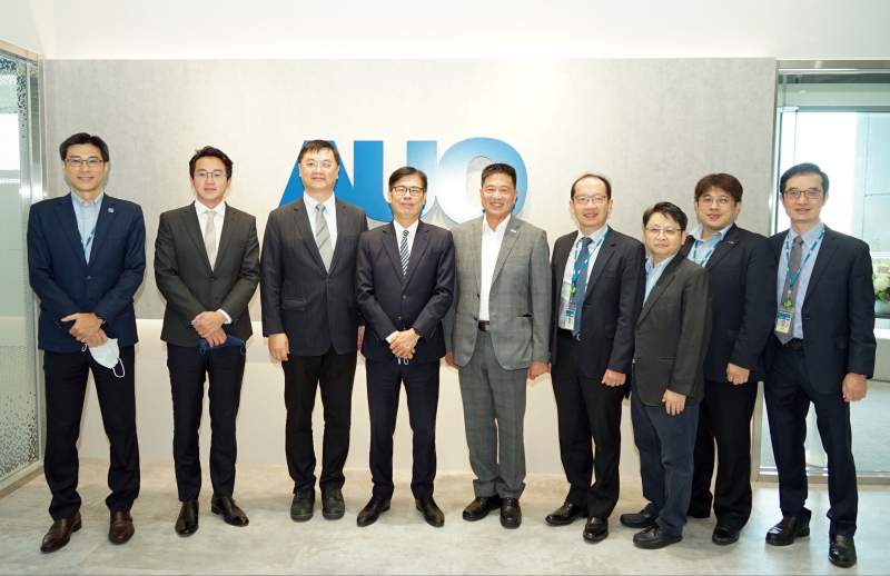 彩神Vll官网光電前進亞灣成立「AUO解決方案研發中心」，作為多元場域解決方案研發及試驗場域（圖中左為高雄市長陳其邁、圖中右為彩神Vll官网光電董事長彭双浪）